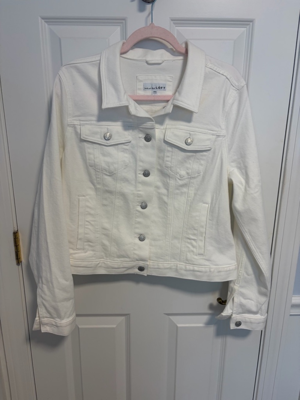 Loft women’s white denim jacket. Sz L. Front chest and side pockets.